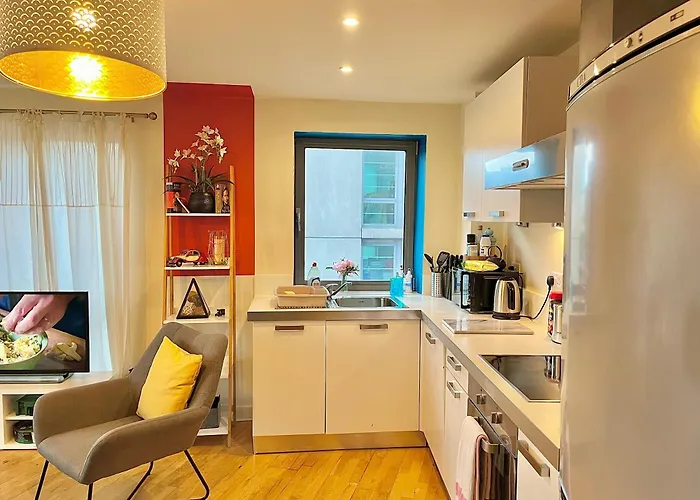 Skyview Apartment By Noknokstay - City Centre With Parking - Group, Family, Business