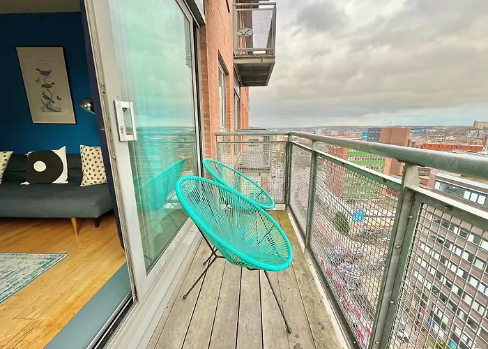 Skyview Apartment By Noknokstay - City Centre With Parking - Group, Family, Business